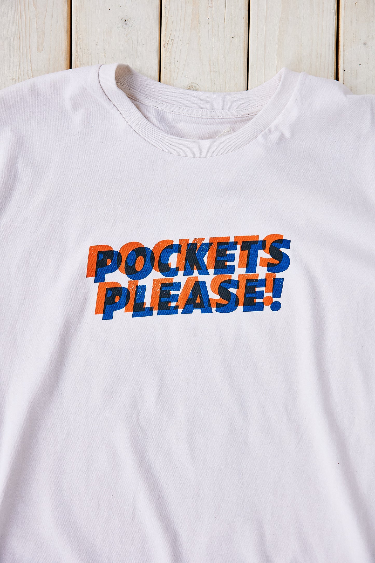 Pockets please T-shirt, off-white, to-farvet frontprint, voksen