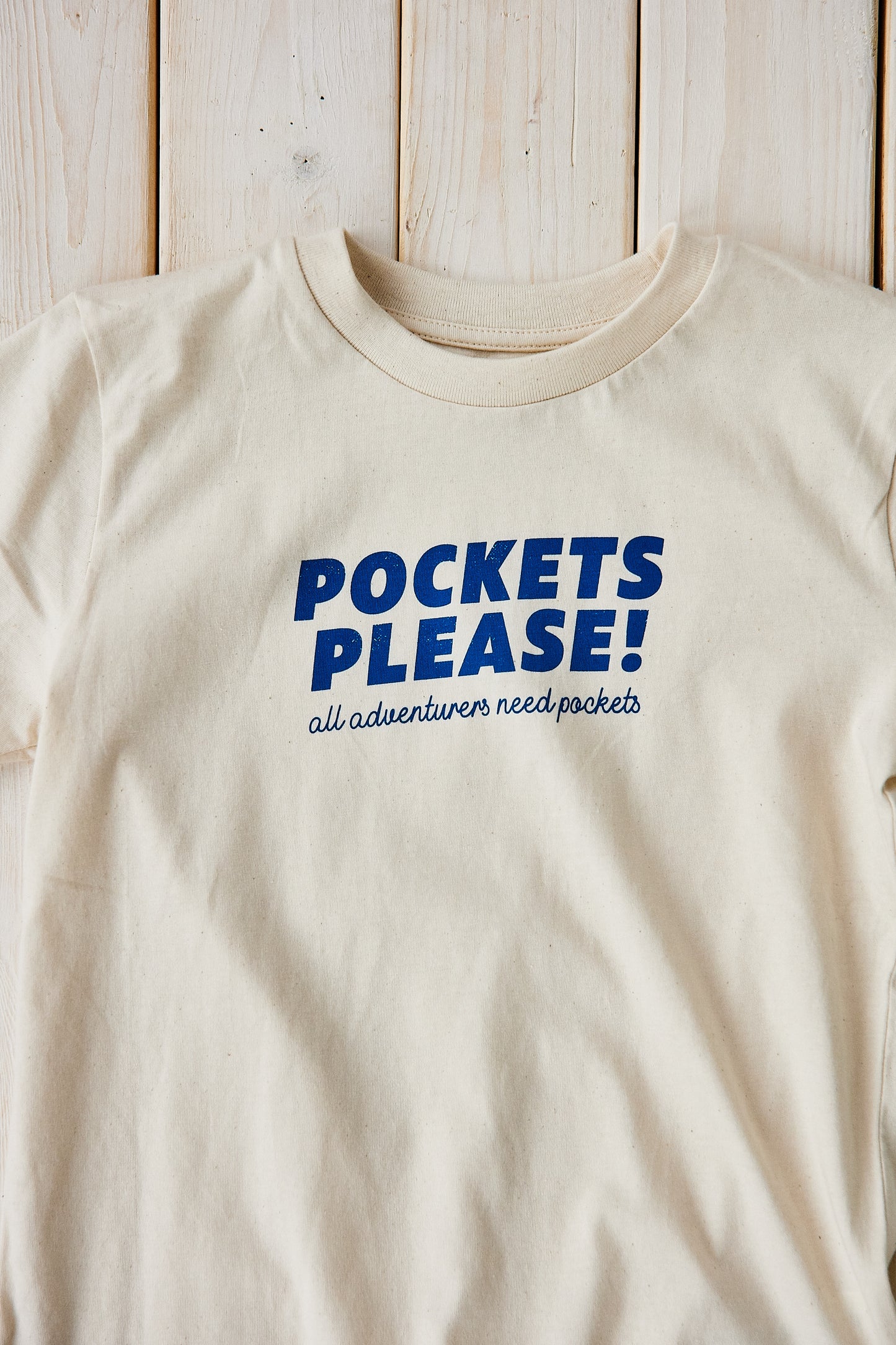 Pockets please T-shirt, off-white, blåt frontprint barn